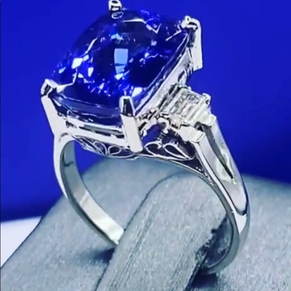 Tanzanite AAA 6.5 Ct Weight Set in Platinum With VS1 Diamonds on Each Side!